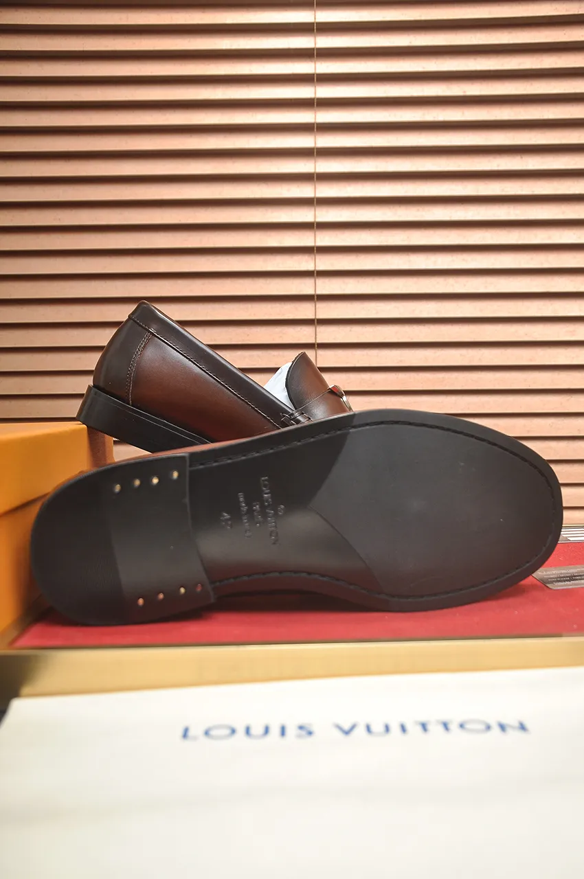 Men's men's shoes 💰560💶 [LV] (original single cowhide lining) 🍀LV's latest genuine leather business suit shoes are launched simultaneously on the official website. The first-layer cowhide imported from Italy is made of heavy gold, 💥1:1 rubber outsole from the official website. Versatile to wear, high-end without losing class, and the color combination is extraordinary. This four-season style is alluring when worn on your feet, showing off your big-name flair. Standard code 38-44 (45 customized)